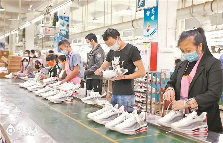 鲤城区鸿星尔克实业集团在疫情期间克服困难,保持生产经营不断线.