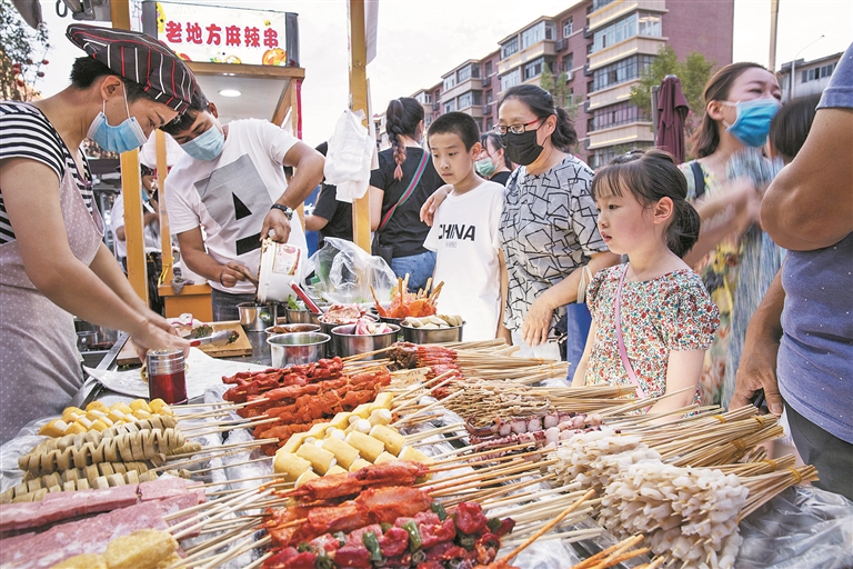 图⑥八师石河子市居民在幸福路步行街夜市消费(资料图片).王梓林 摄