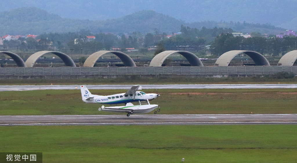 塞斯納飛機在越南河內內排國際機場起飛.(資料圖)