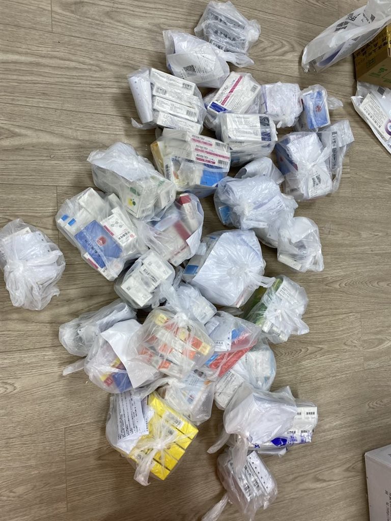 社区药袋女汉子搭起居民配药通道