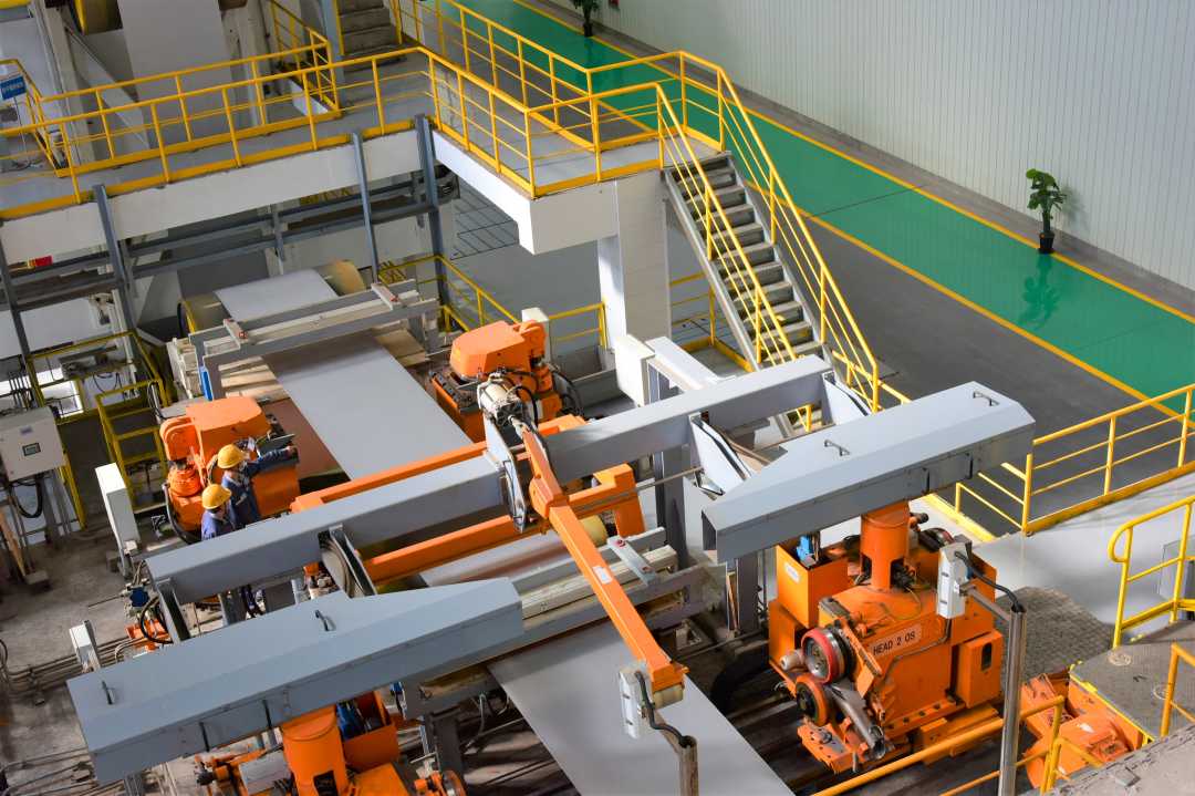 河钢承钢含钒镀锌生产线技术人员正在检查带钢表面质量.田海霞摄