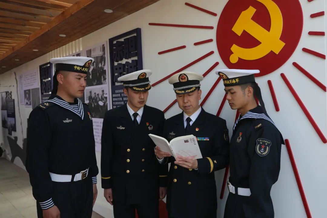 某勤务防救船大队组织官兵官兵们回顾人民海军发展史,提升官兵使命