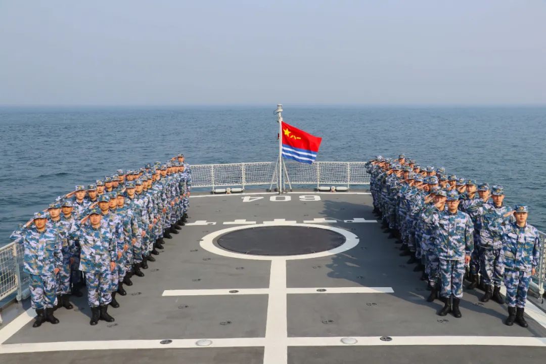▲某护卫舰支队官兵庆祝海军节。