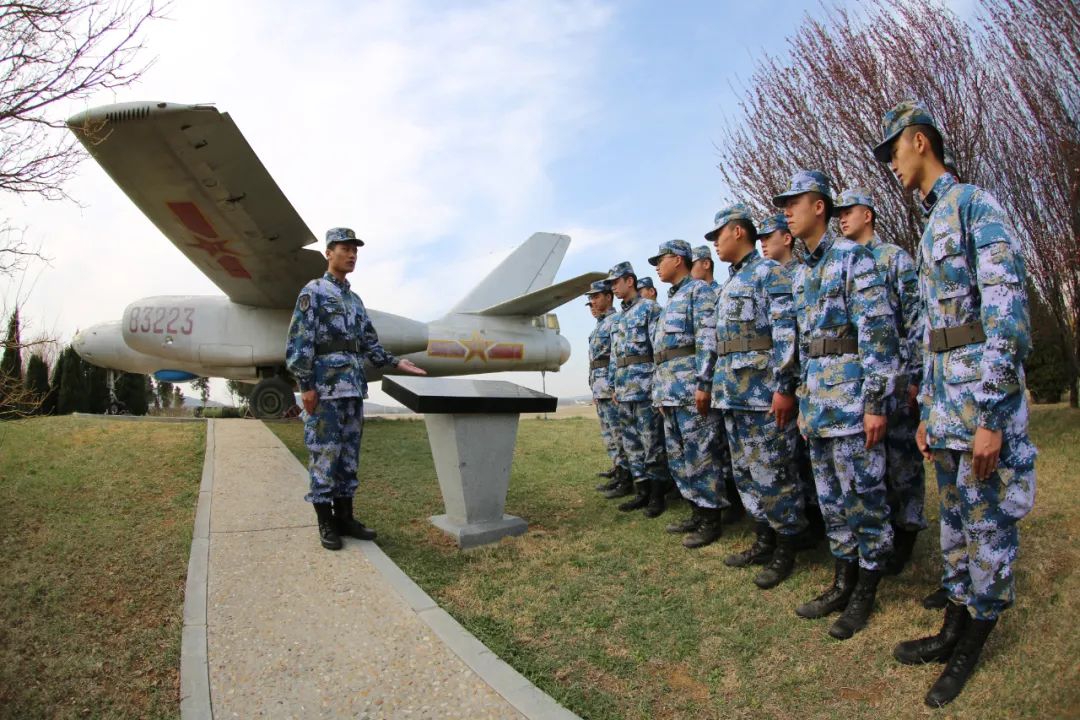 海军航空兵某场站组织官兵重温人民海军光辉历史,重温部队战斗力