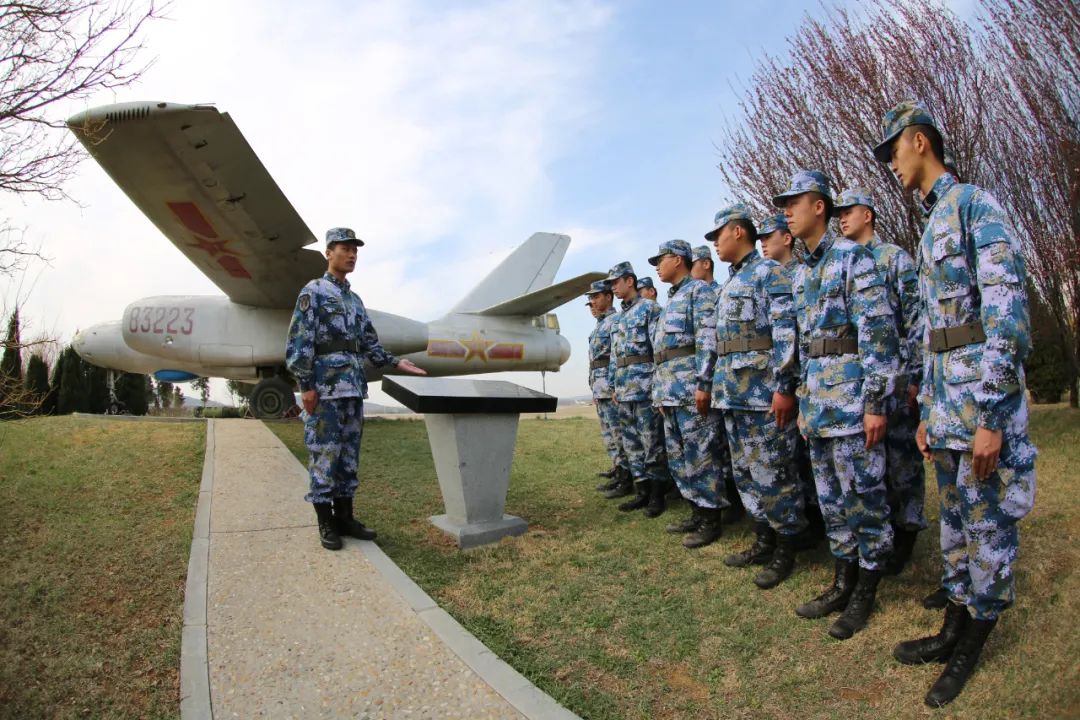 ▲海军航空兵某场站组织官兵重温人民海军光辉历史，重温部队战斗力建设光辉历程，在砥砺奋进中汲取磅礴力量。