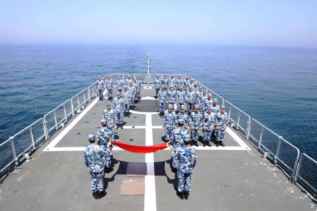 ▲某护卫舰支队在海上开展宣誓活动。