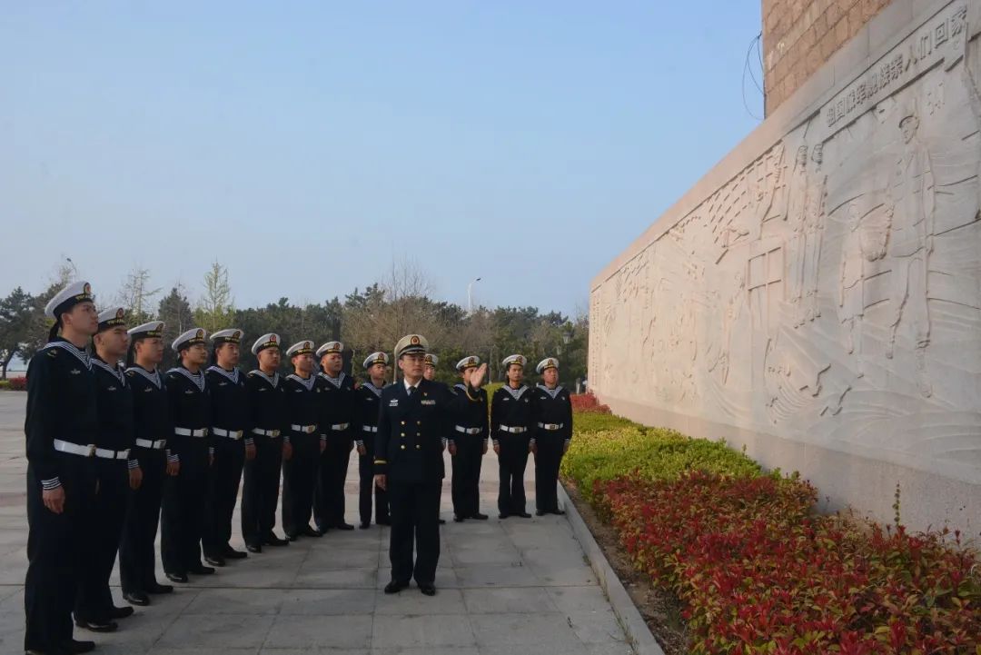 ▲某勤务防救船大队组织官兵官兵们回顾人民海军发展史，提升官兵使命感、责任感、荣誉感，为建设强大海军不懈奋斗。