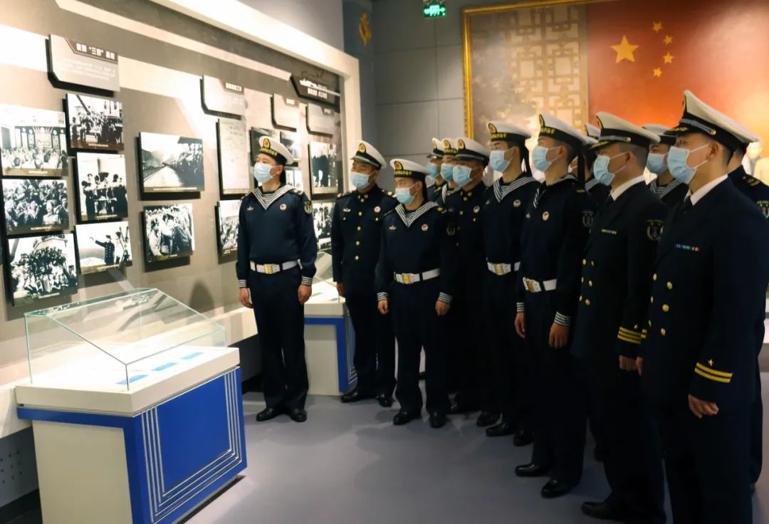 ▲某勤务保障队开展 “人民海军红色故事讲堂”为伟大的人民海军庆生。