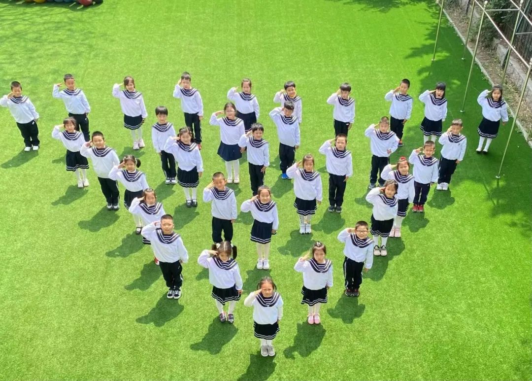 ▲海军青岛示范幼儿园的小朋友们祝人民海军73周岁生日快乐。