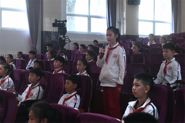 4月22日,北京市东城区人民检察院的检察官走进板厂小学,为全校学生