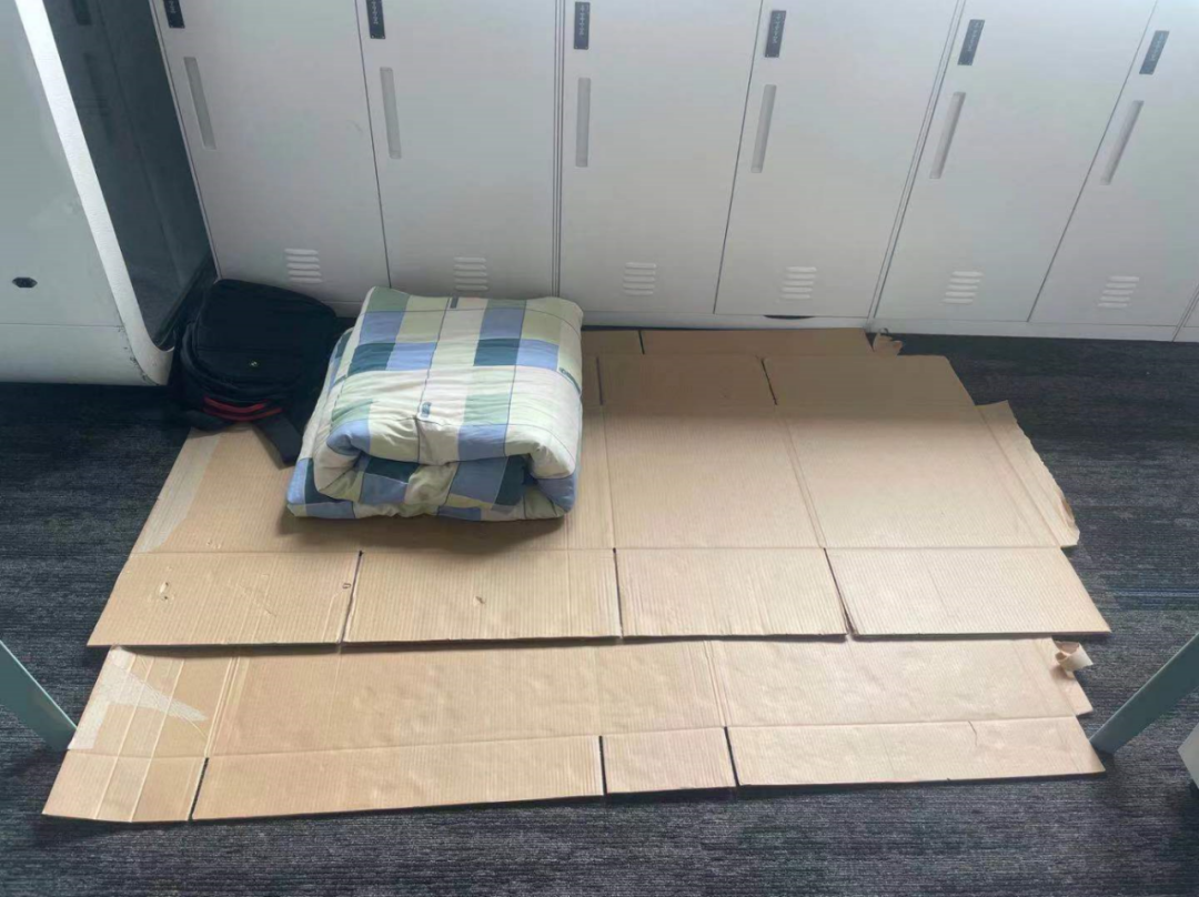 黄宇和同事们在公司打地铺.受访者提供