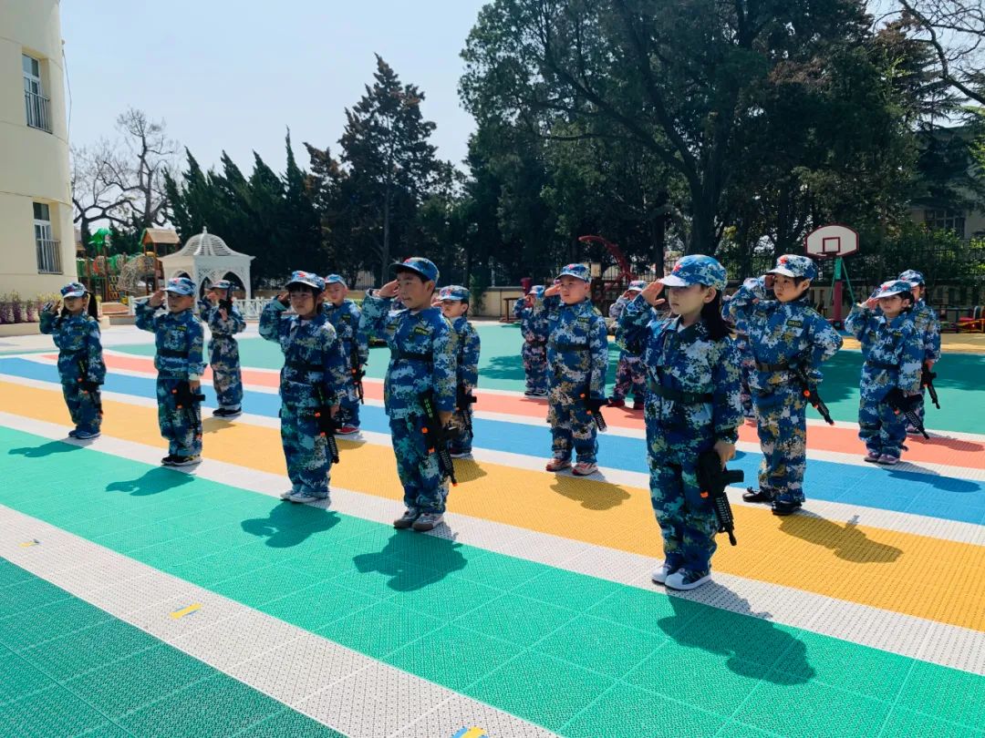 ▲海军青岛示范幼儿园的小朋友们祝人民海军73周岁生日快乐。