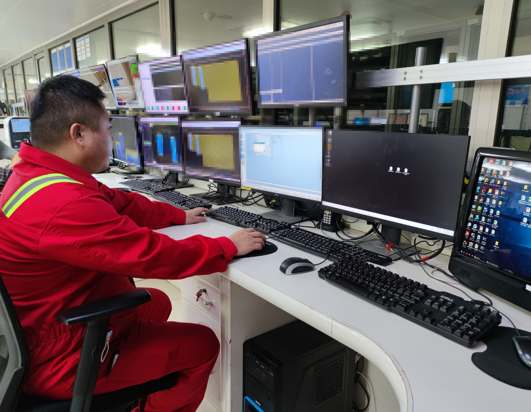 海洋石油720船上工程师正在操作"海途"综合导航系统