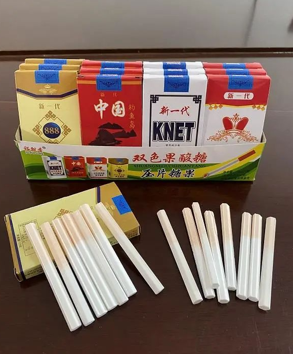 "裕飘香"双色果酸糖里的糖果做成香烟形状.吕倩/摄