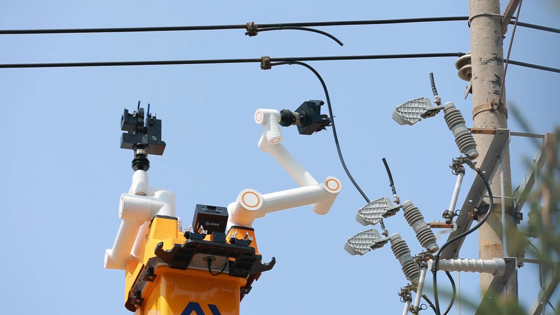 大连智能机器人自主完成带电线路微创作业