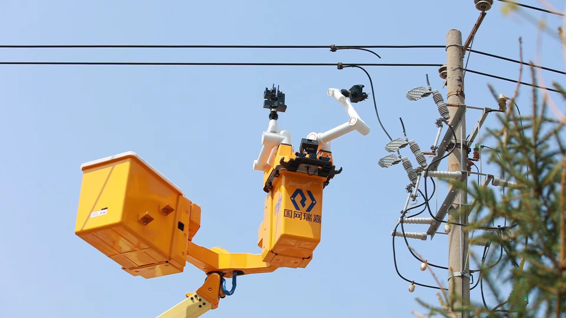 大连智能机器人自主完成带电线路微创作业