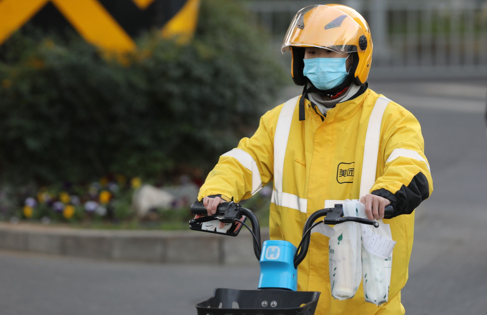 外卖小哥为顾客配送外卖.新华社 发