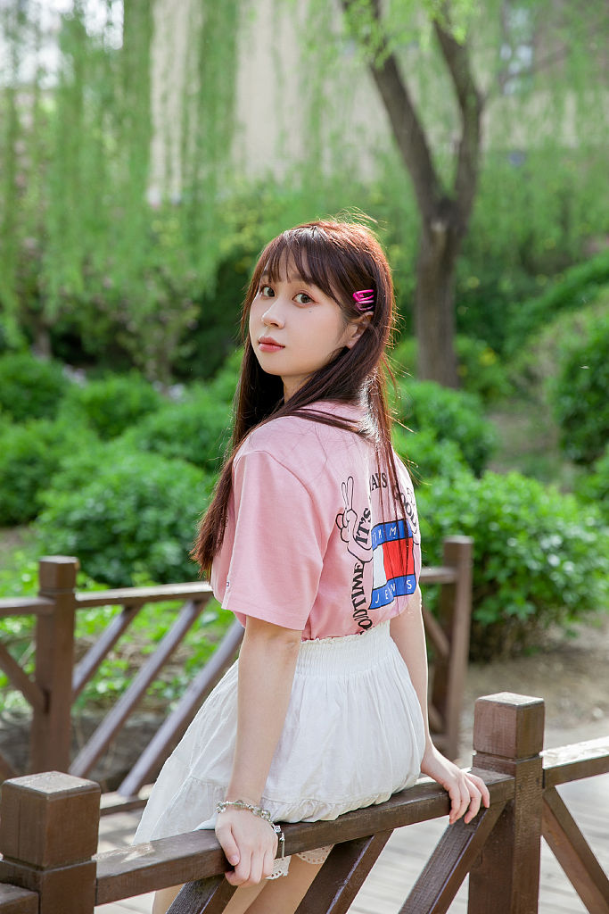 高秋梓最新随拍少女感十足 出道四年不忘初心