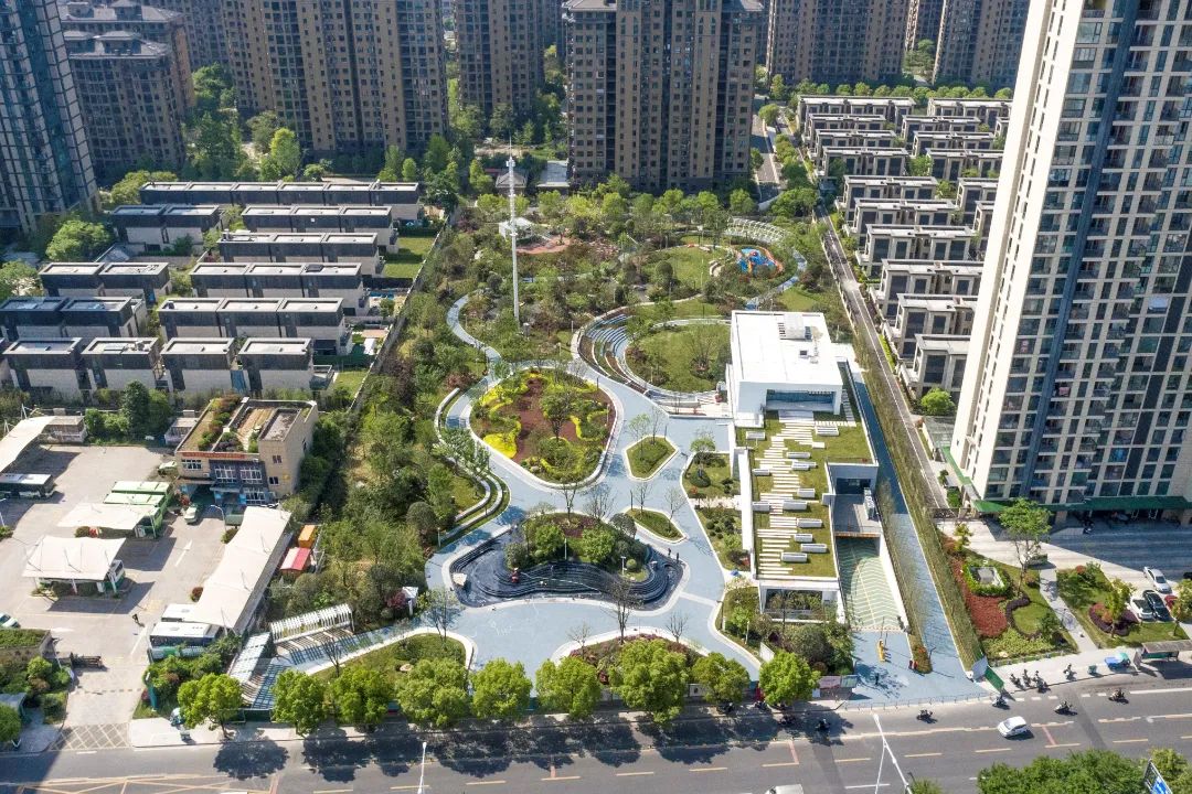 东临中山邸,西临括苍邸,南接丽嘉花苑,是丽水首个以"市花"杜鹃为主题