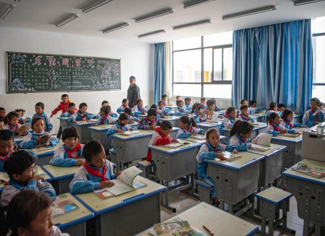 在森布日幸福家园九年一贯制学校的教室里,学生们在上自习(资料图).