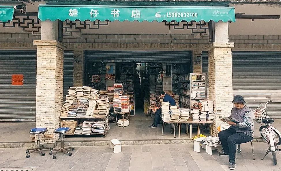 过来淘书屋内旧书层层叠叠都是开在较为隐秘的角落霞湖公园的雄仔书店