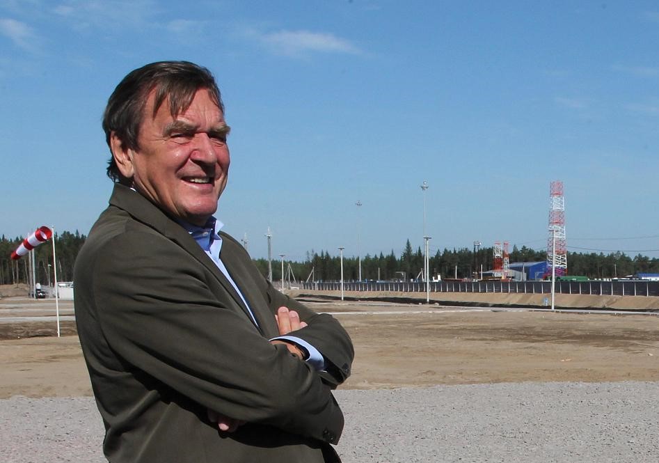 德国前总理施罗德2011年出席"北溪"天然气管道注气仪式(资料图)