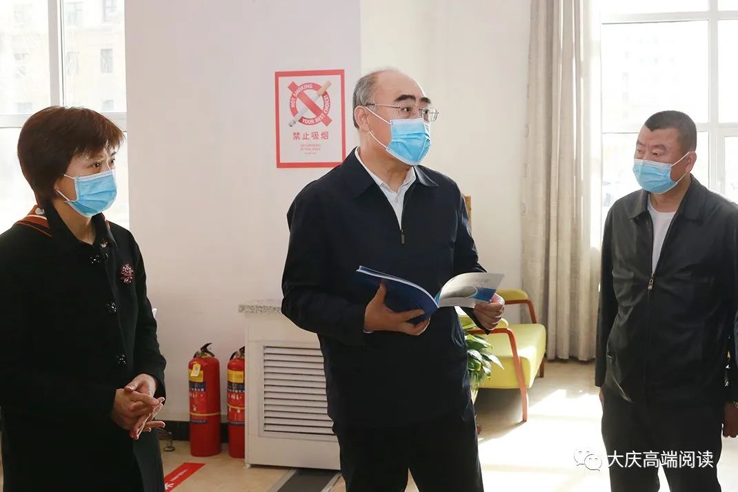 4月23日,市委副书记,市长李岩松到高新区,龙凤区,让胡路区调研城市