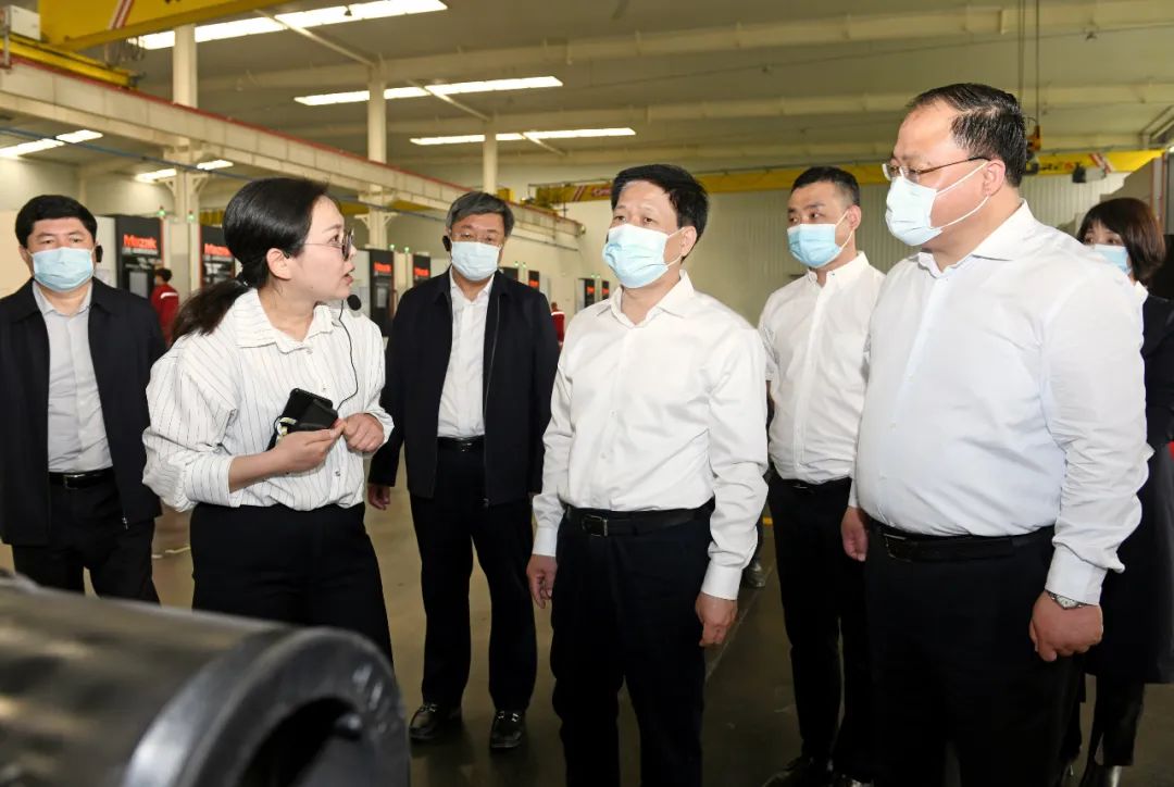 4月24日,市委书记康彦民就工业企业健康发展到河间市,任丘市调研检查.