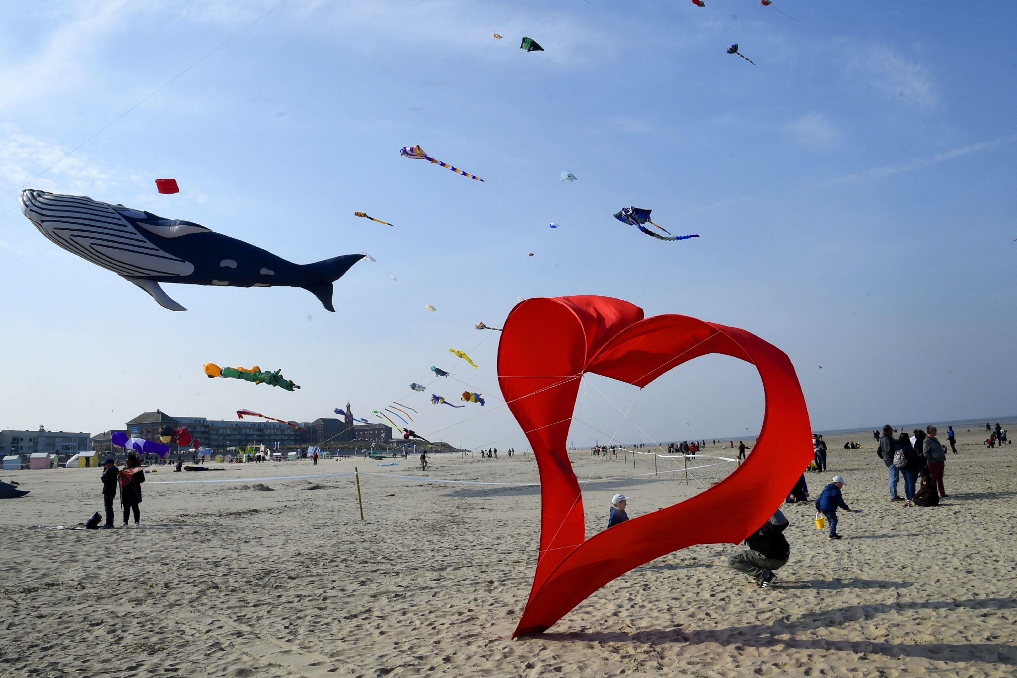 法国举行国际风筝节心形风筝惹人注目