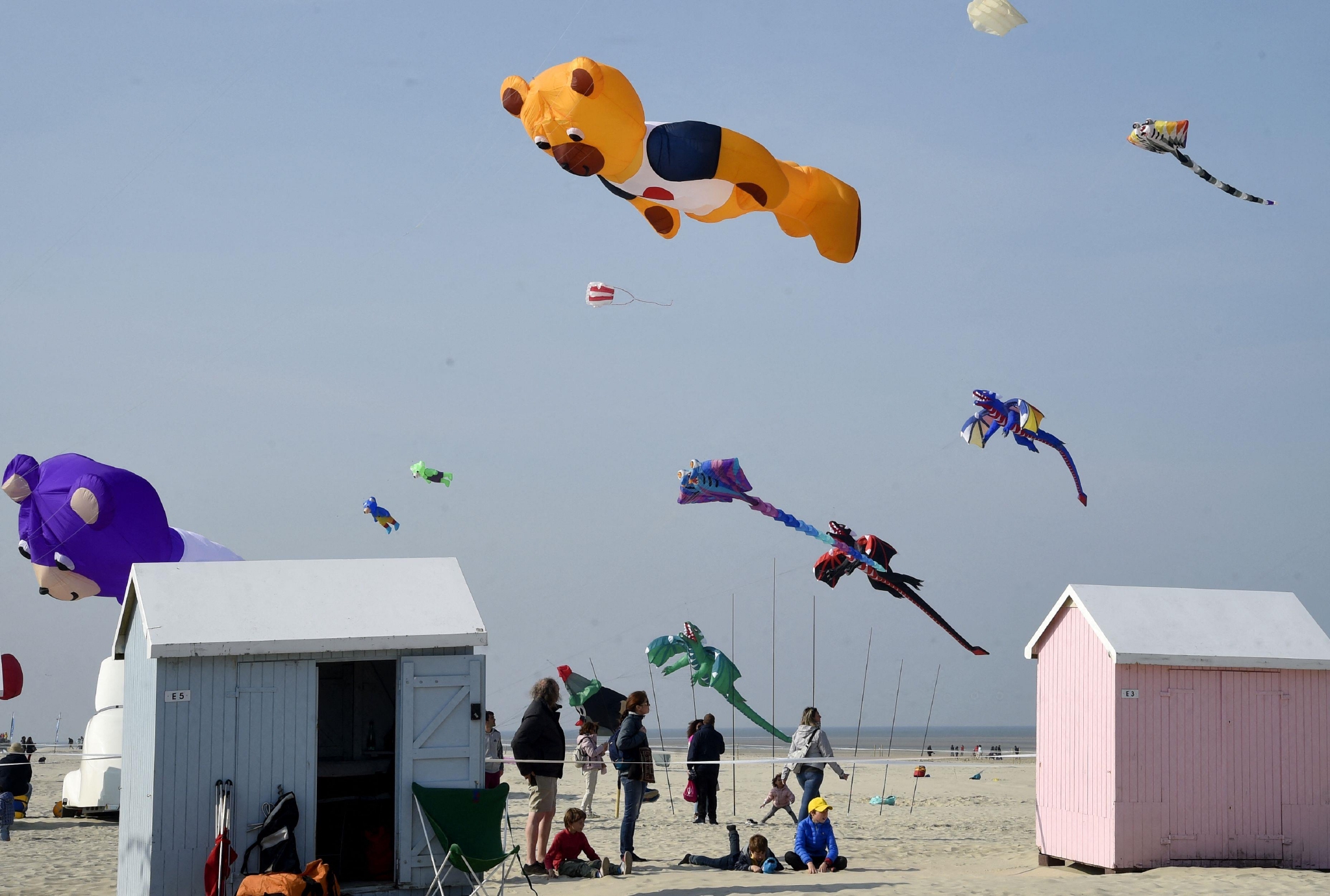 法国举行国际风筝节心形风筝惹人注目