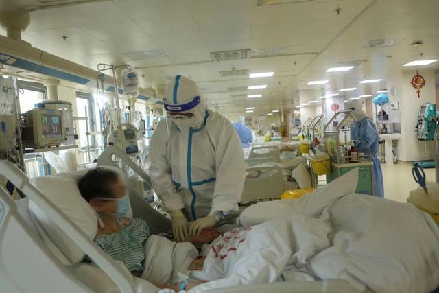 医护人员正在ICU病区照顾患者。（受访者供图）