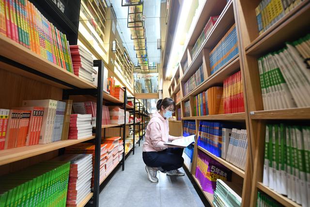 4月23日,市民在河北省定州市新华书店阅读.新华社记者 朱旭东 摄