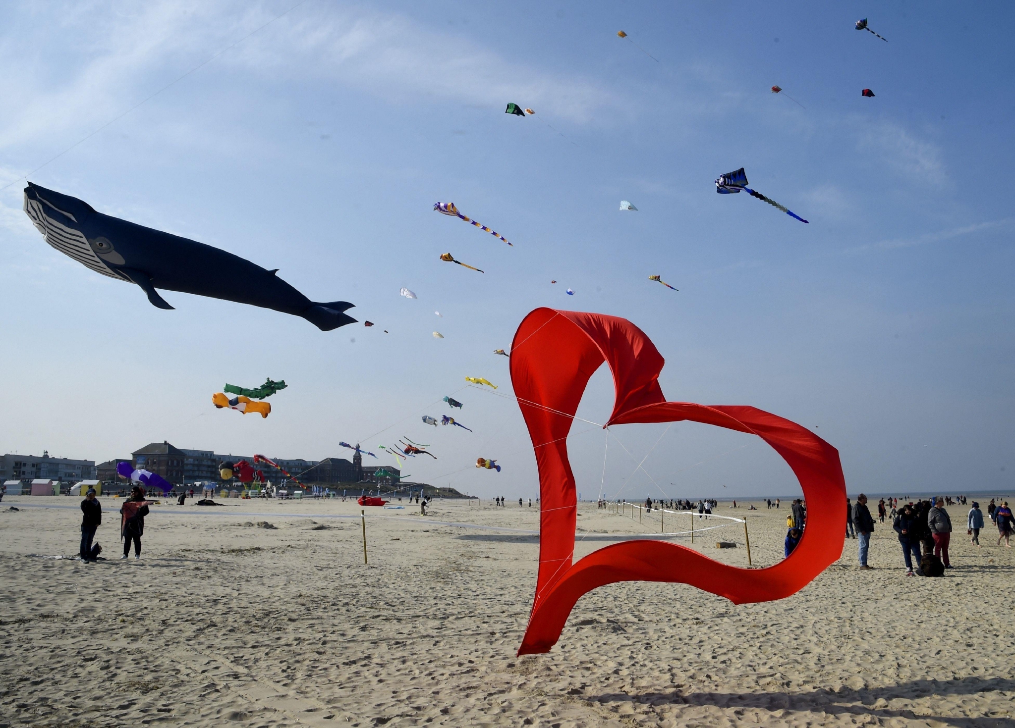 法国举行国际风筝节心形风筝惹人注目
