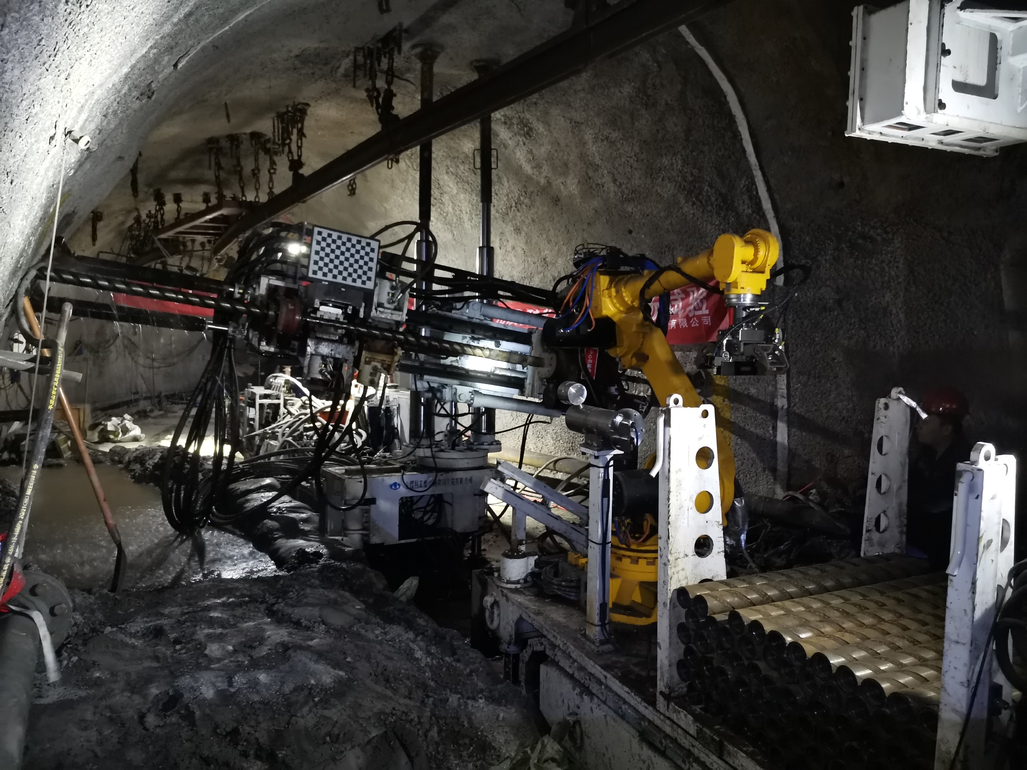井下瓦斯防治钻孔及封孔机器人施工现场