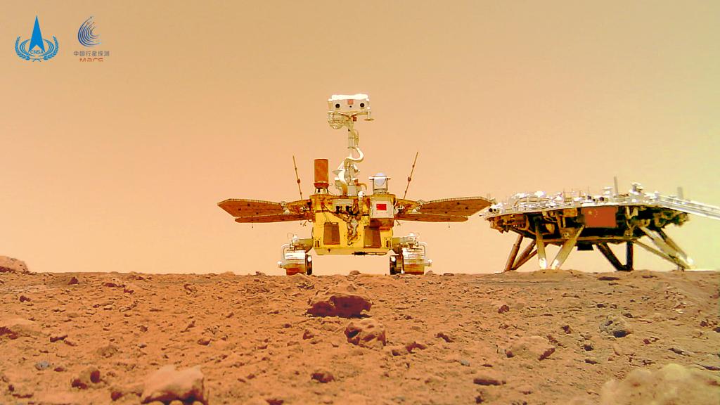 2021年6月11日，国家航天局在北京举行天问一号探测器着陆火星首批科学影像图揭幕仪式，公布了由祝融号火星车拍摄的着陆点全景、火星地形地貌、“中国印迹”和“着巡合影”等影像图。这是“着巡合影”图。新华社发（国家航天局供图）