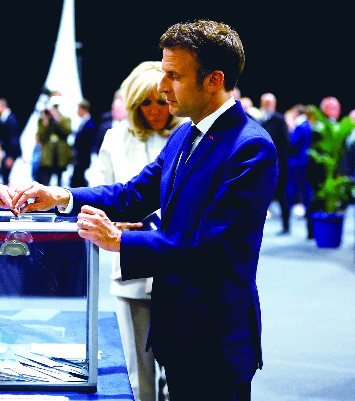 当地时间24日，法国大选进行第二轮投票，图为马克龙在投票站投票。