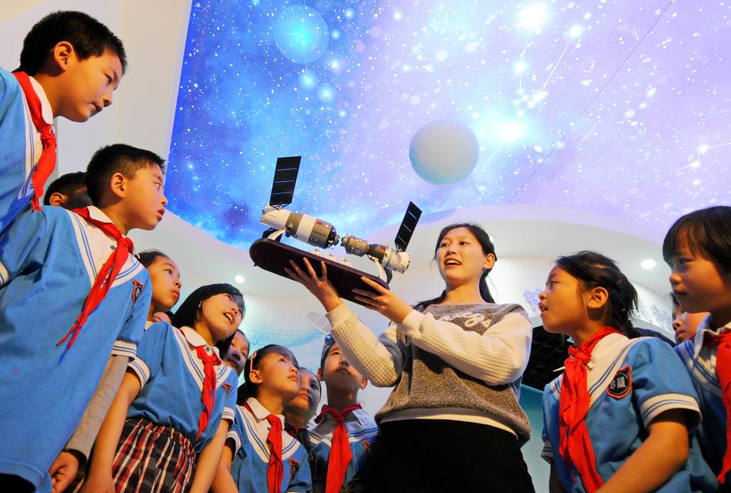 2016年4月24日是首个“中国航天日”，在河北邢台经济开发区思源实验学校的“航天梦 中国梦”主题科普系列活动上，老师为学生讲解航天知识。新华社记者朱旭东 摄