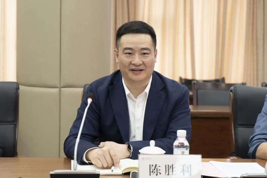 陈胜利介绍了鹿城区教育的基本情况.