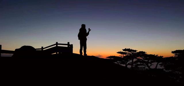 2022年1月19日，导游胡勇在黄山风景区做直播。受访者供图