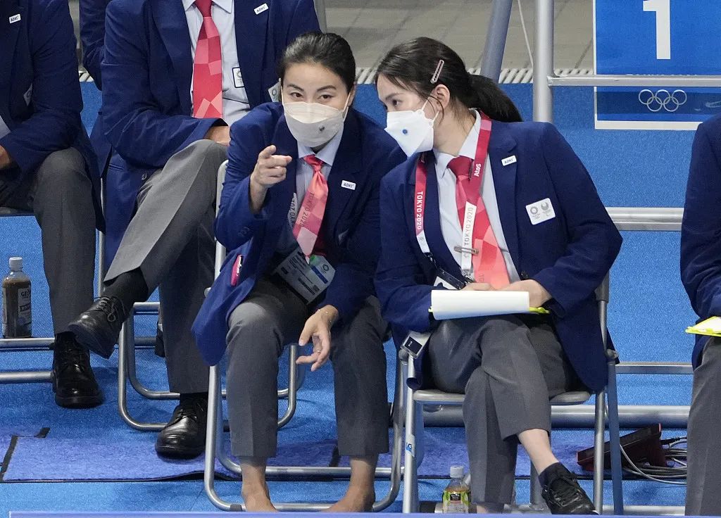 2020东京奥运会跳水女子10米跳台决赛现场 郭晶晶与陈若琳交流