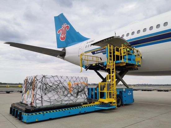 南航物流打通中欧鲜活运输空中通道8吨新鲜三文鱼顺利抵渝