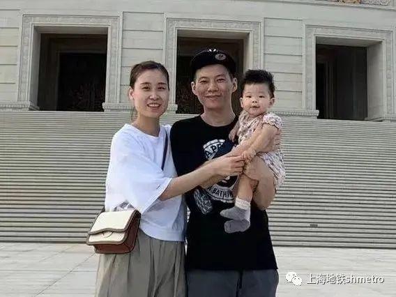 女儿刚满一岁,他的妻子陈静则是11号线曹杨路站区的值班站长,当他将