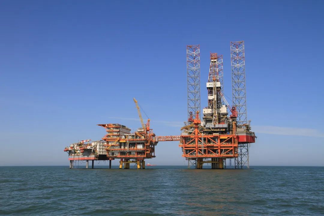 世界首个海上超稠油储量规模化开发油田投产