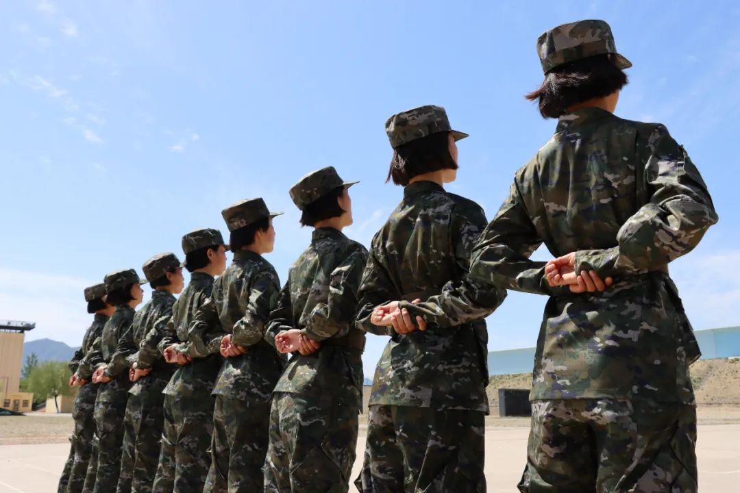 入伍前vs入伍后快看武警女兵初长成