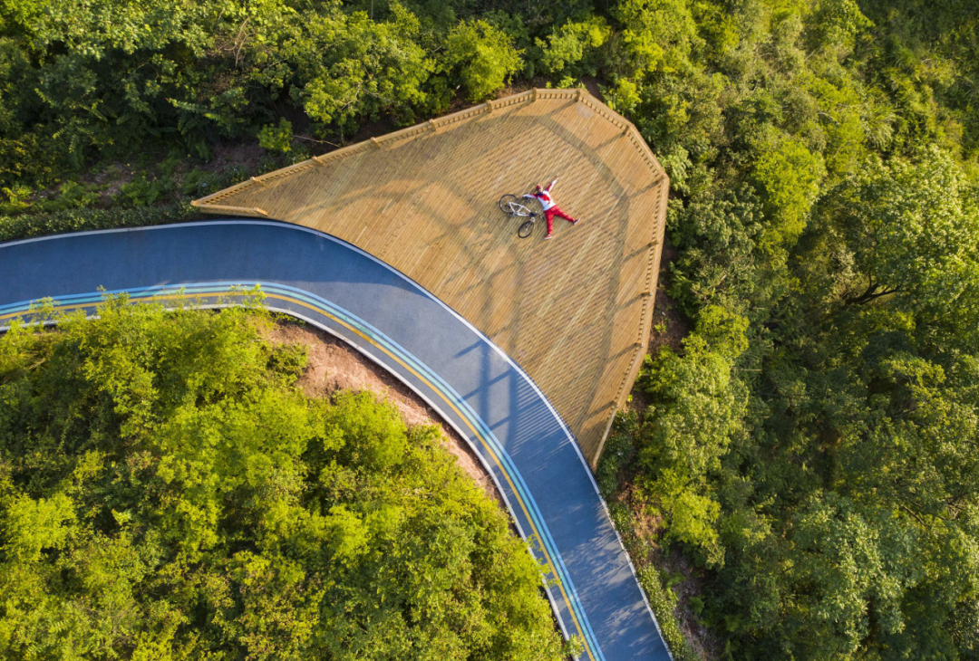 龚家山风景让人流连忘返,这里有360度圆形观景台,绿道绵延,绿植葱郁