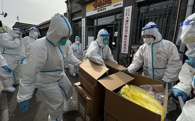 ▲北京一社区社工正在搬运防疫物资。新京报资料图