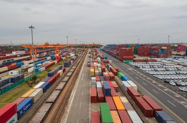 芦潮港站集装箱堆场。上海铁路局供图