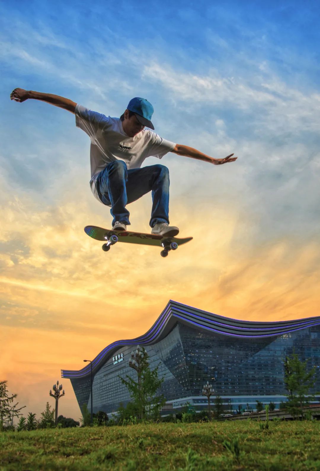 高度复合化城市功能,与周边公园环境相得益彰,是年轻人运动休闲好去处