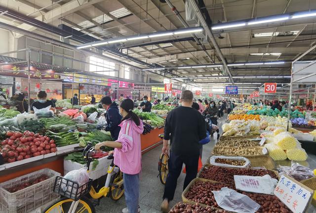 京郊农贸市场摊位果蔬满满当当市场加大菜价监管