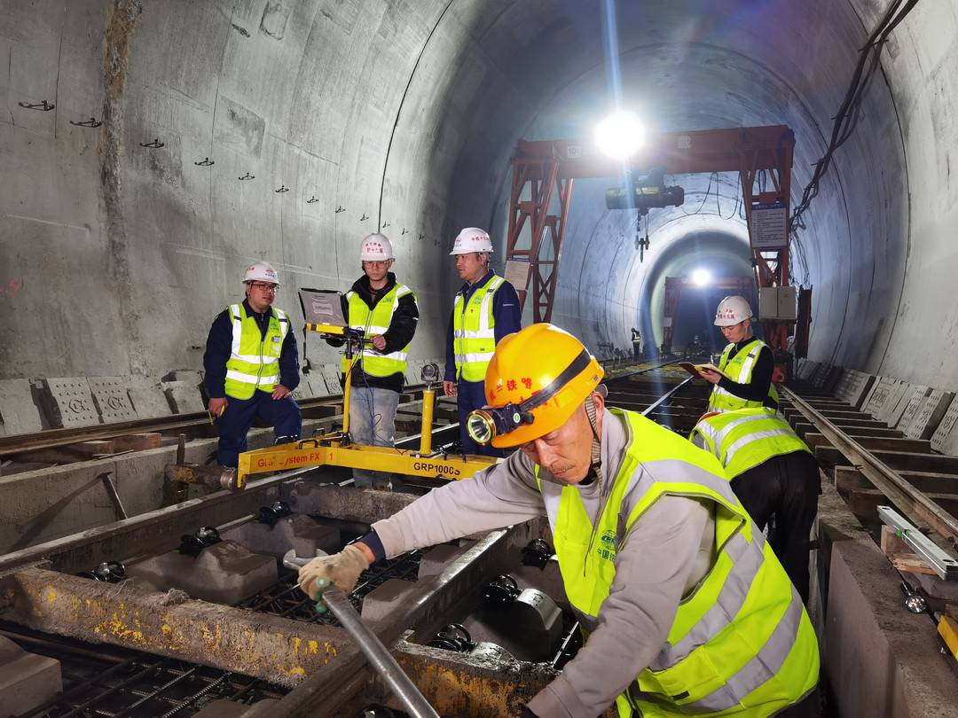 洞内施工航拍跃龙门隧道洞口贯通瞬间仅剩一座隧道未通 成川段预计
